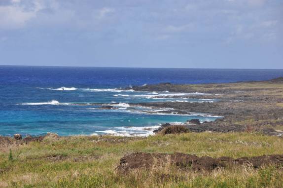 O belo litoral norte de Rapa Nui (ou Ilha de Páscoa), território chileno no meio do Oceano Pacífico